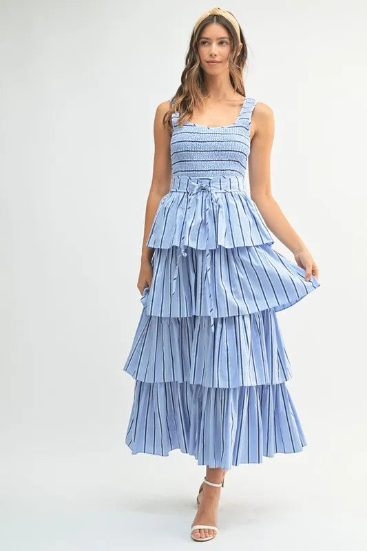 Robe midi superposée à bustier smocké à fines rayures – Robe à bustier smocké, Robe midi à fines rayures et volants, Robe midi superposée, Robe midi tendance, Robe à fines rayures flatteuse