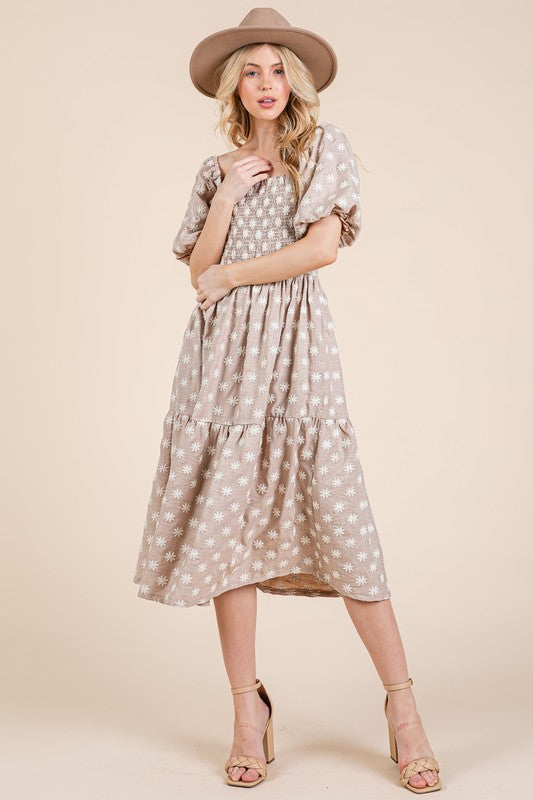 Nouvelle robe mi-longue froncée à manches bouffantes et broderies florales pour femme Élégante, charmante et féminine robe mi-longue à broderies florales avec manches bouffantes et design étagé