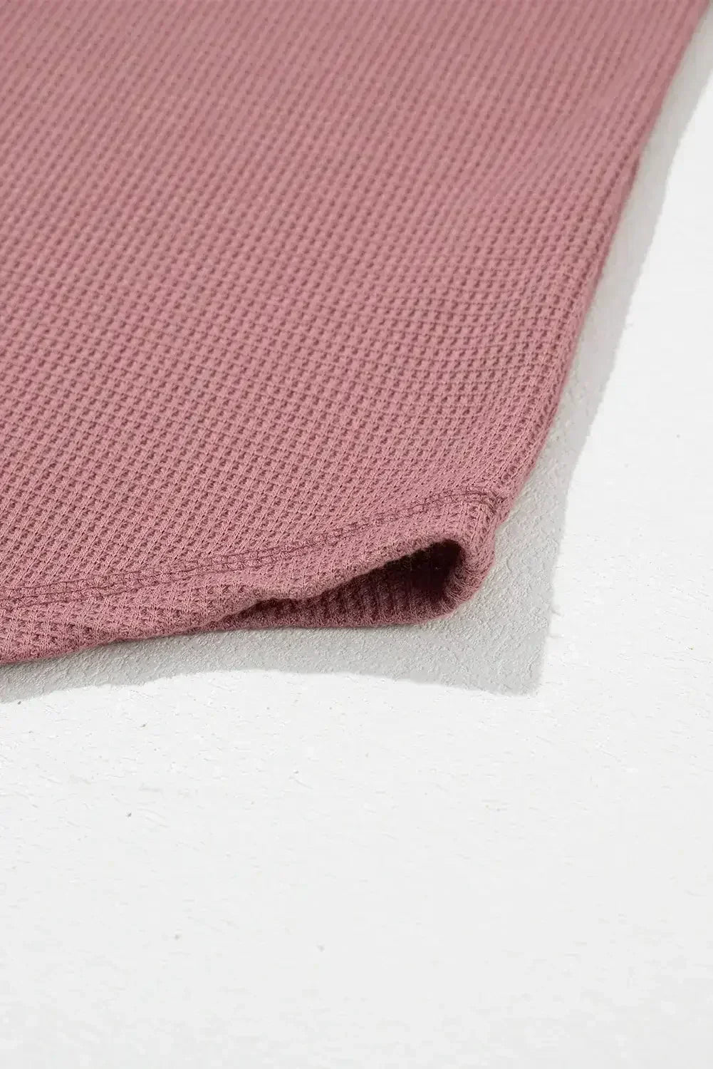 Haut texturé gaufré bleu à col en V avec manches tombantes et coutures apparentes