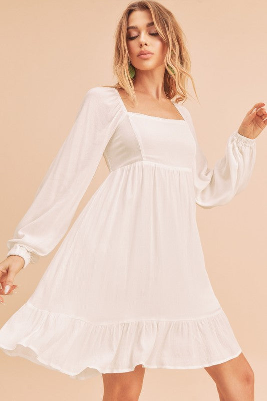 Mini-robe à col carré, manches bouffantes et ourlet à volants – Tendance, féminine et avant-gardiste pour des occasions stylées