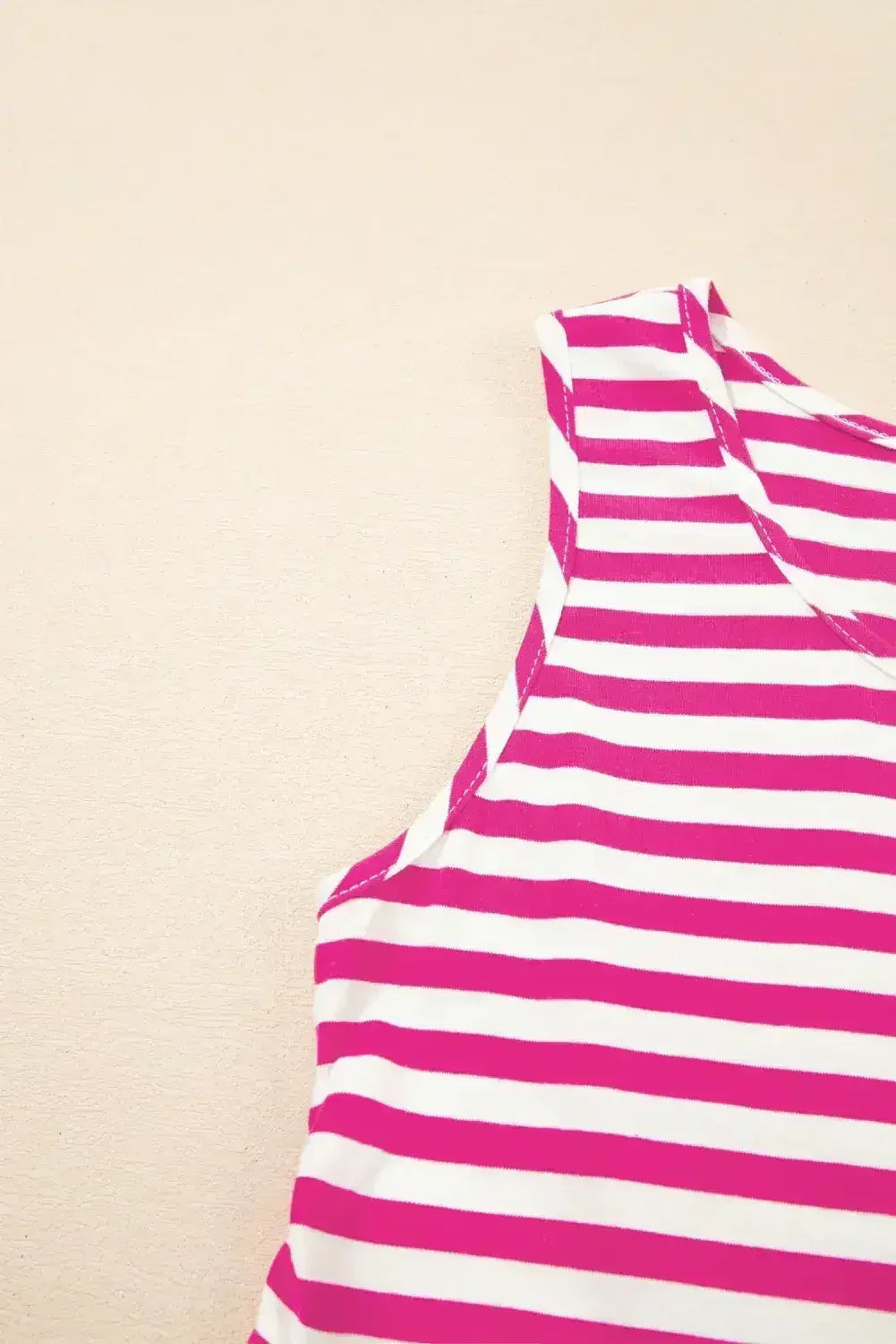 Mini-robe ample sans manches à col en U et rayures noires