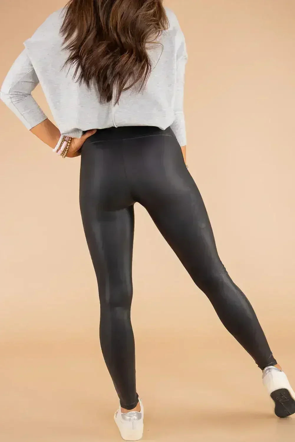 Legging noir taille haute en cuir élégant avec passepoil