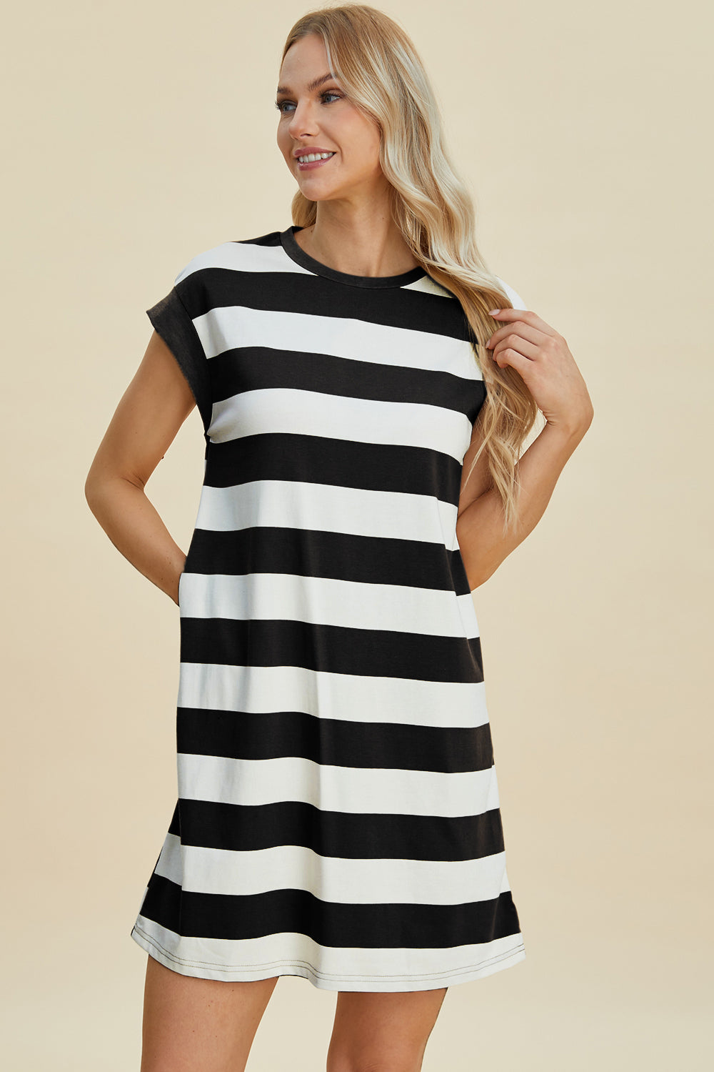 Robe mini rayée à col rond et manches courtes pour femme – Robe mini rayée, Robe à col rond taille standard, Robe à manches courtes confortable, Robe rayée chic, Robe mini flatteuse, Robe décontractée de tous les jours, Robe rayée polyvalente