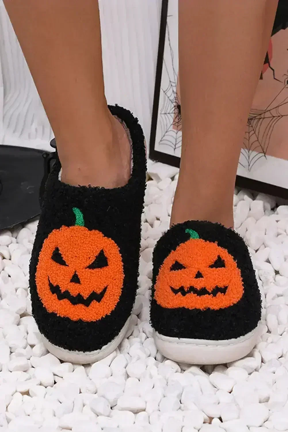 Pantoufles en peluche noires à imprimé citrouille d'Halloween