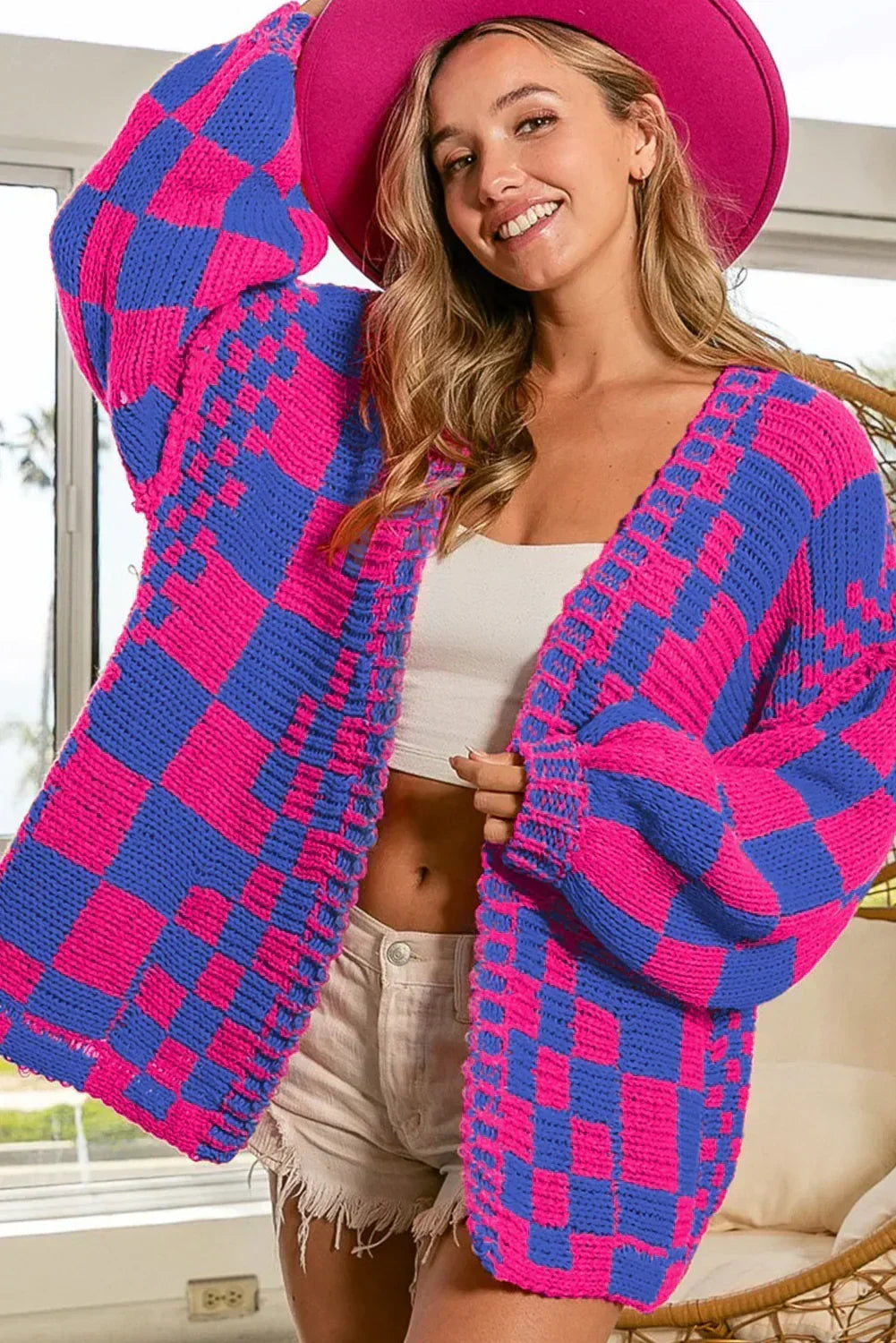 Cardigan en maille à carreaux color block taupe et ouvert sur le devant