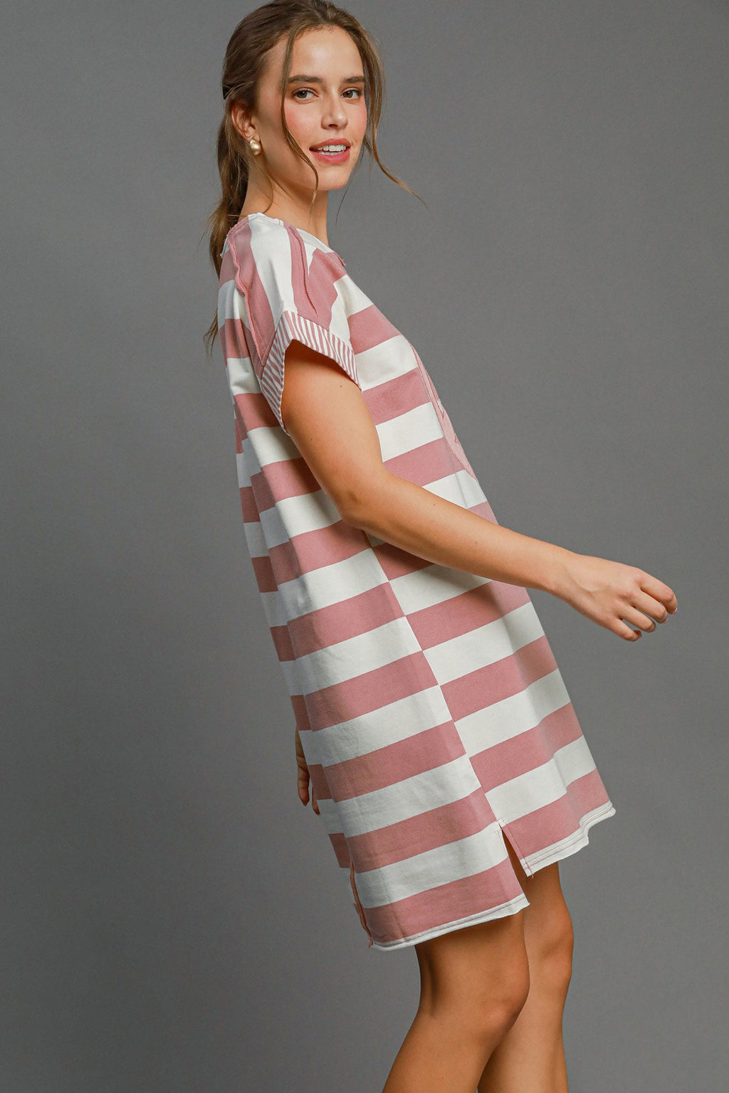 Mini-robe rayée à manches courtes avec appliqué Peace – Rayures tendance, appliqué Peace fantaisie et ourlet haut-bas pour un look décontracté et chic