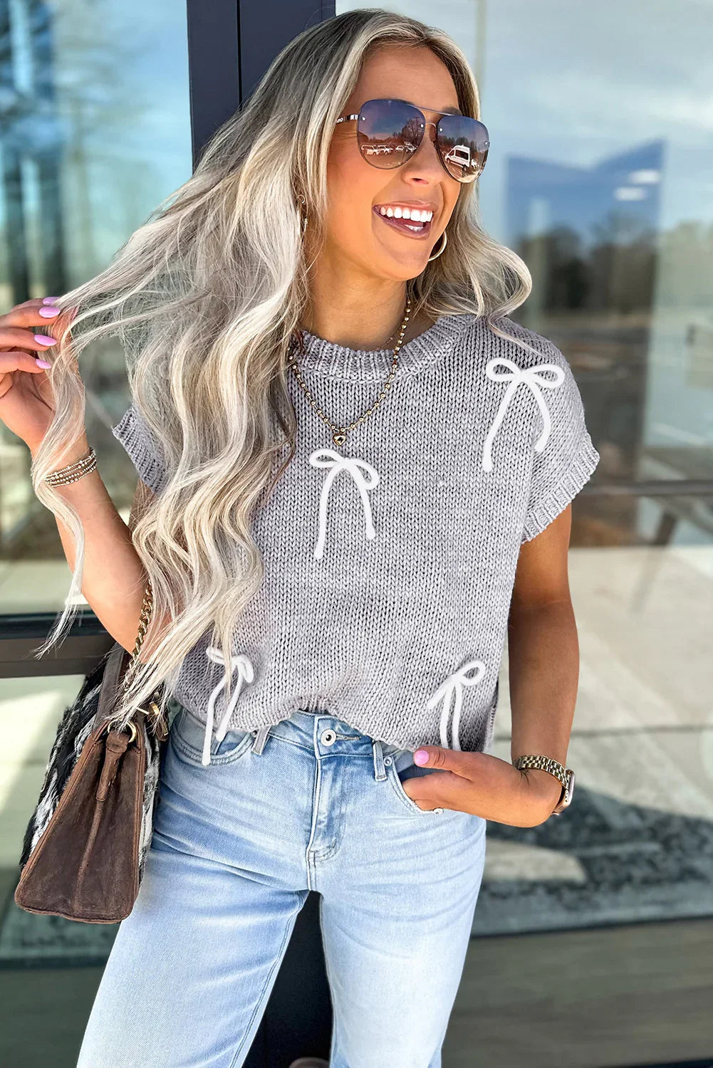 Pull à manches courtes et nœud papillon appliqué gris clair