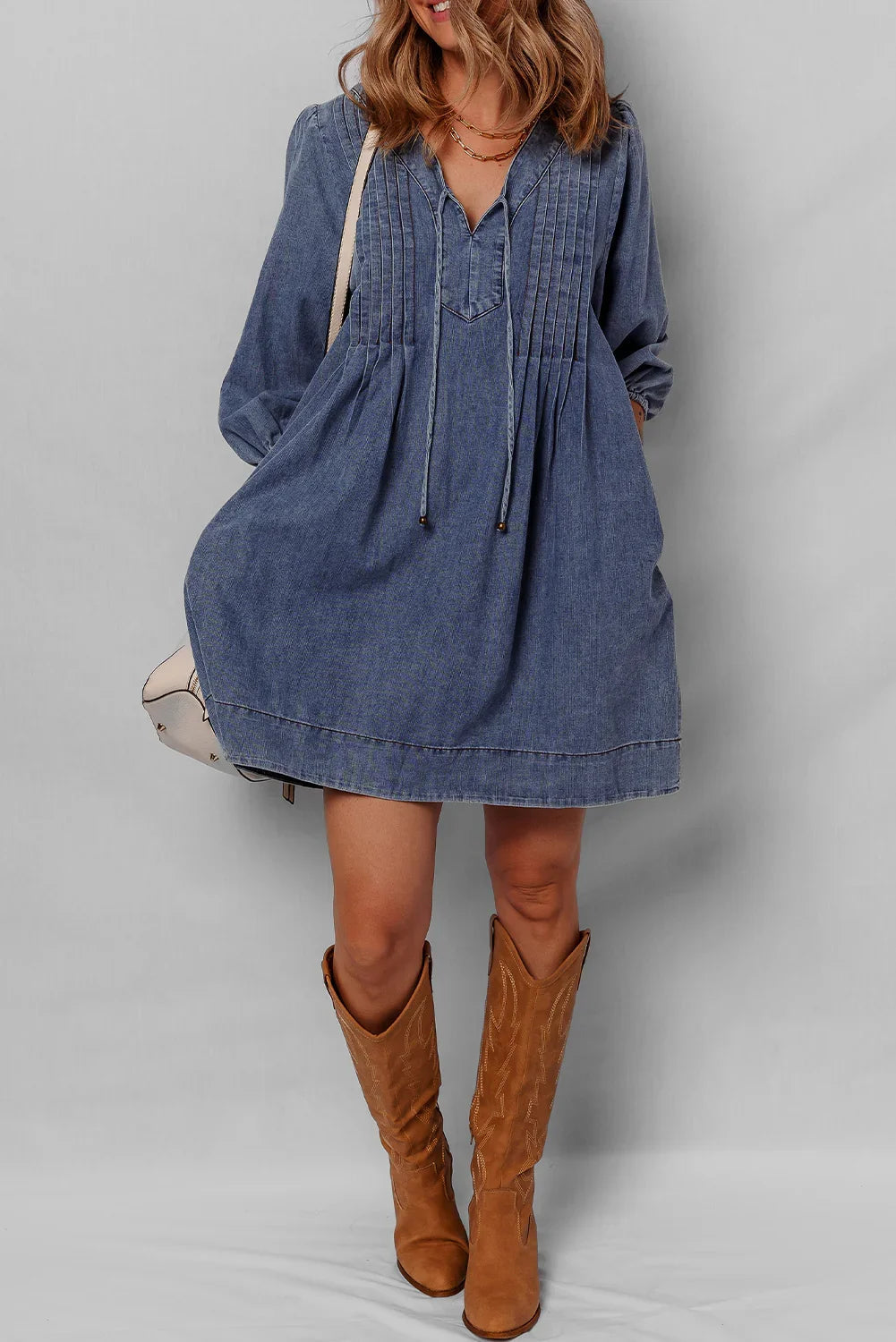 Robe courte en jean plissée à col en V et manches 3/4 bleu marine