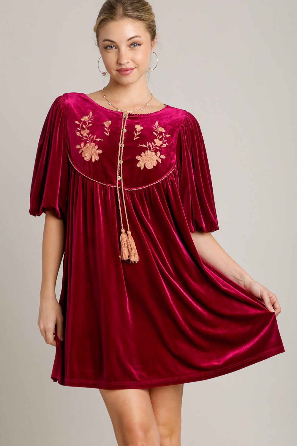 Robe courte en velours brodé à manches courtes et pampilles pour femme – Robe luxueuse en velours, robe courte brodée à pampilles, robe de soirée élégante