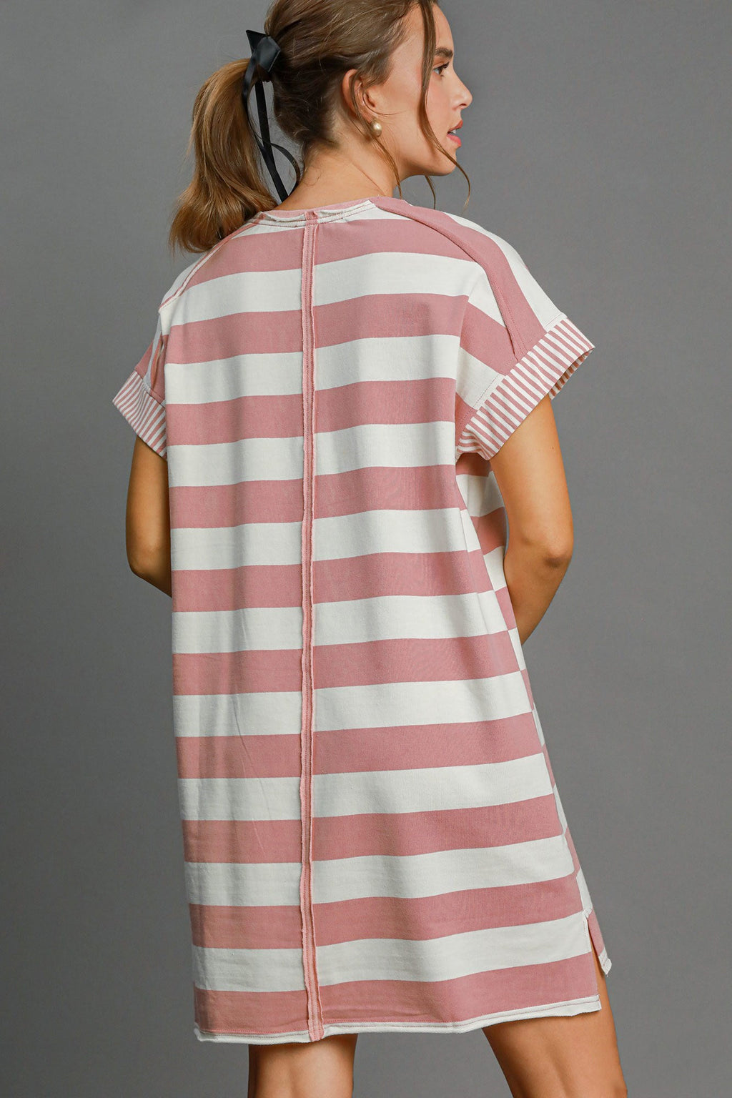 Mini-robe rayée à manches courtes avec appliqué Peace – Rayures tendance, appliqué Peace fantaisie et ourlet haut-bas pour un look décontracté et chic
