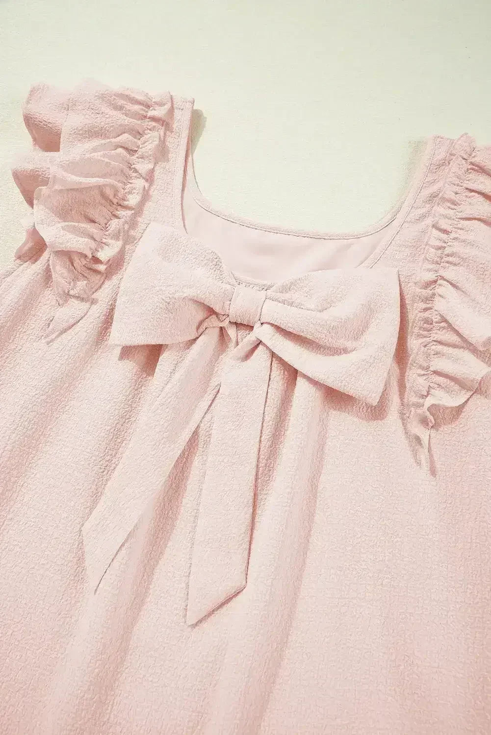 Robe Courte Rose Clair Texturée à Manches Volantes, Col Carré et Nœud au Dos