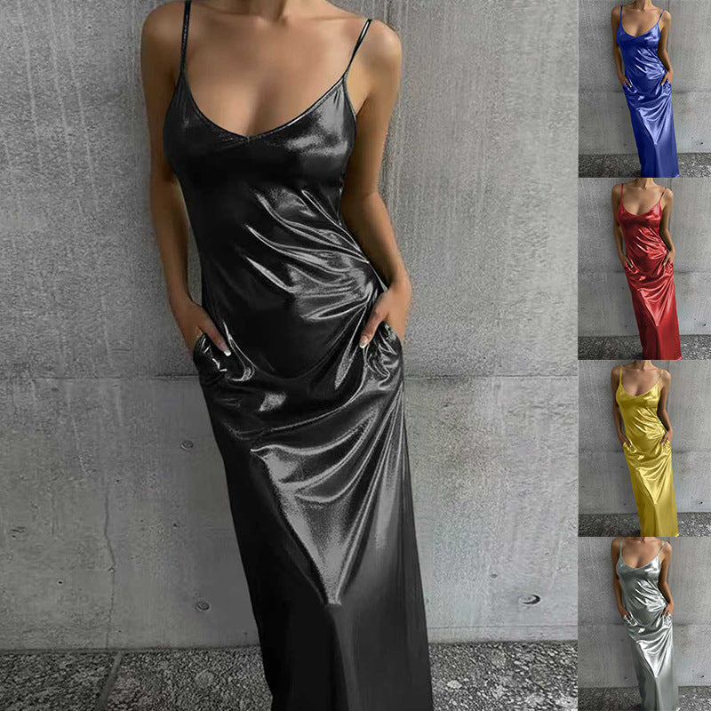 Robe longue à fines bretelles et col en U, avec poches et finition miroir texturée