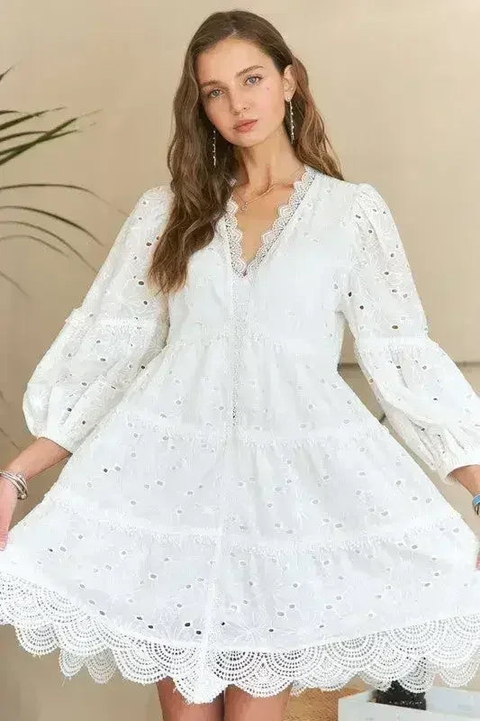 Robe babydoll en dentelle à œillets étagée et col en V ADORA