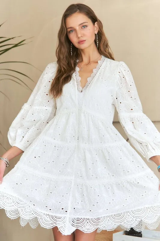 Robe babydoll à volants et détails en dentelle et œillets avec col en V pour femme – Robe bohème chic féminine, vaporeuse, dentelle et œillets élégants