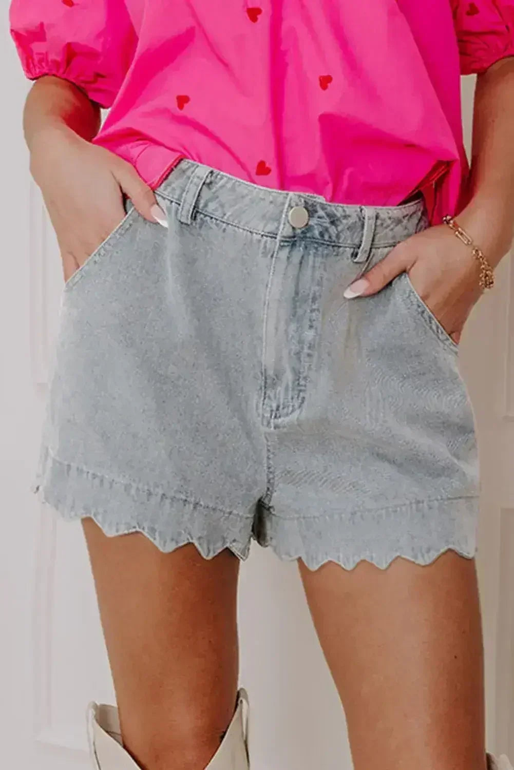 Short en jean délavé bleu à ourlet festonné