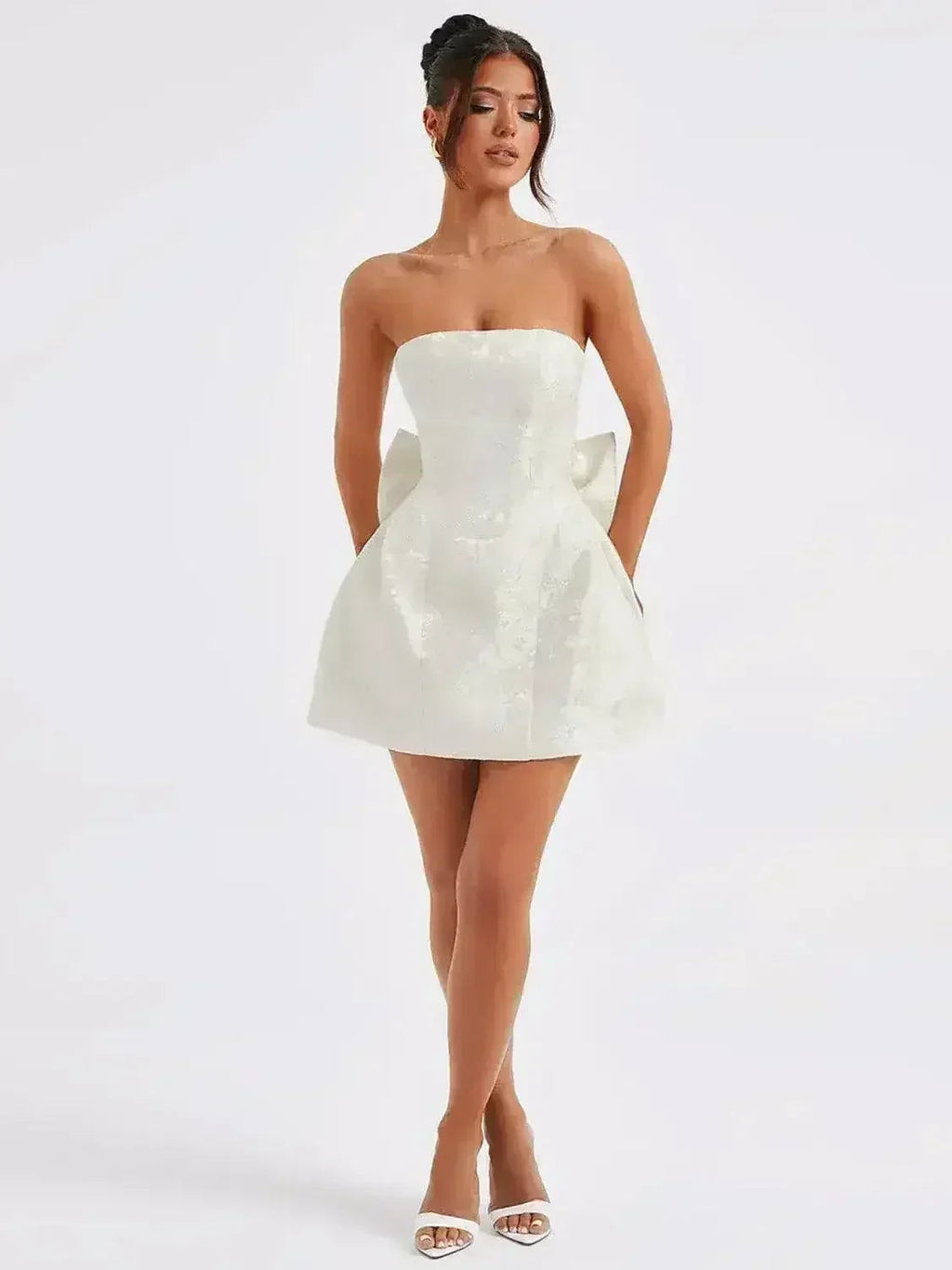 Mini-robe en satin sans manches à lacets avec nœud