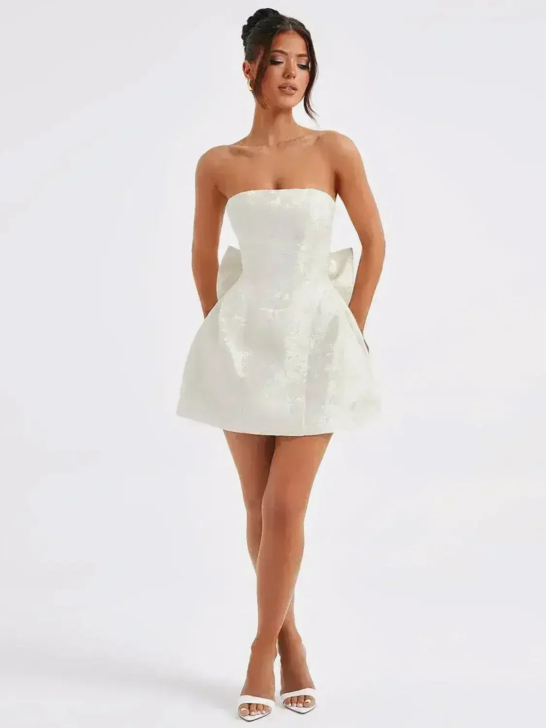 Mini-robe en satin sans manches à lacets avec nœud