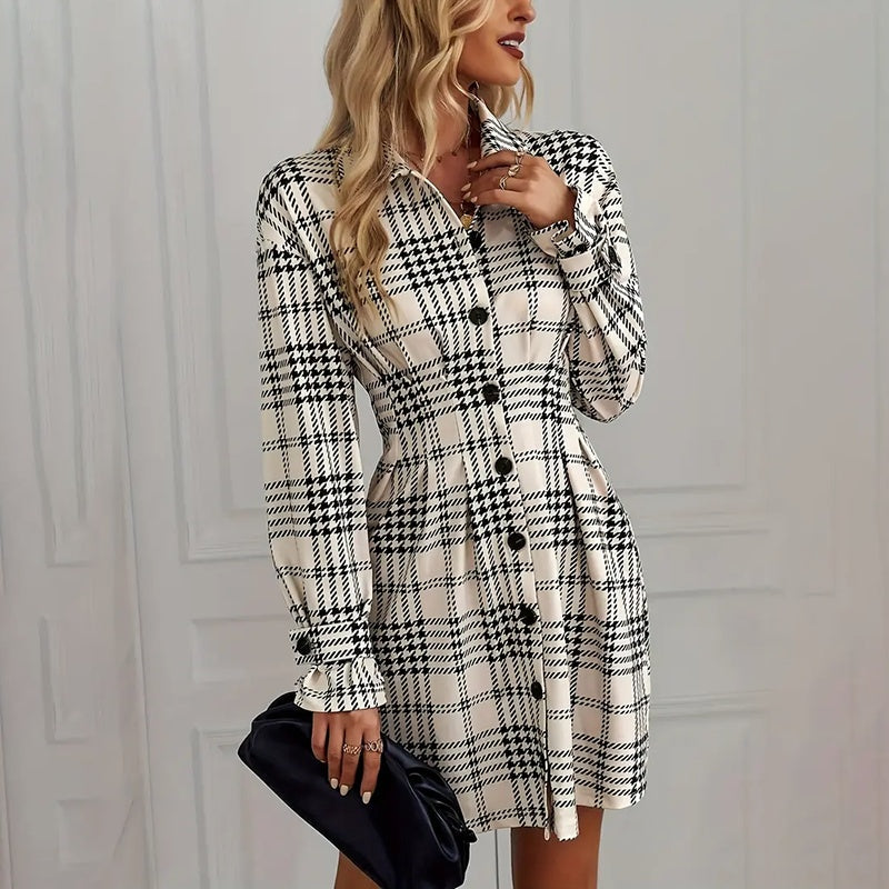 Robe chemise élégante à carreaux — Mini-robe trapèze à manches longues et taille froncée