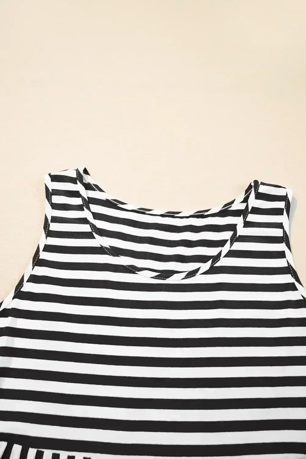 Mini-robe ample sans manches à col en U et rayures noires
