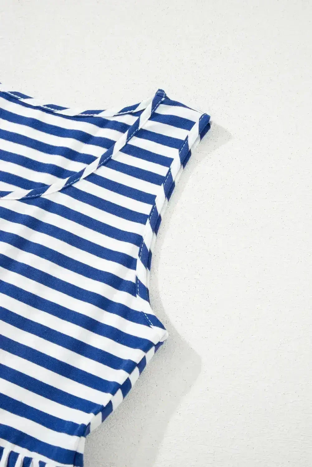 Mini-robe ample sans manches à col en U et rayures noires