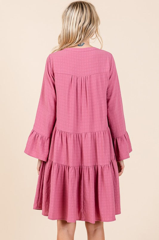 Robe évasée à encoches étagées – Une robe fluide, espiègle et élégante avec des volants et des manches évasées très tendance