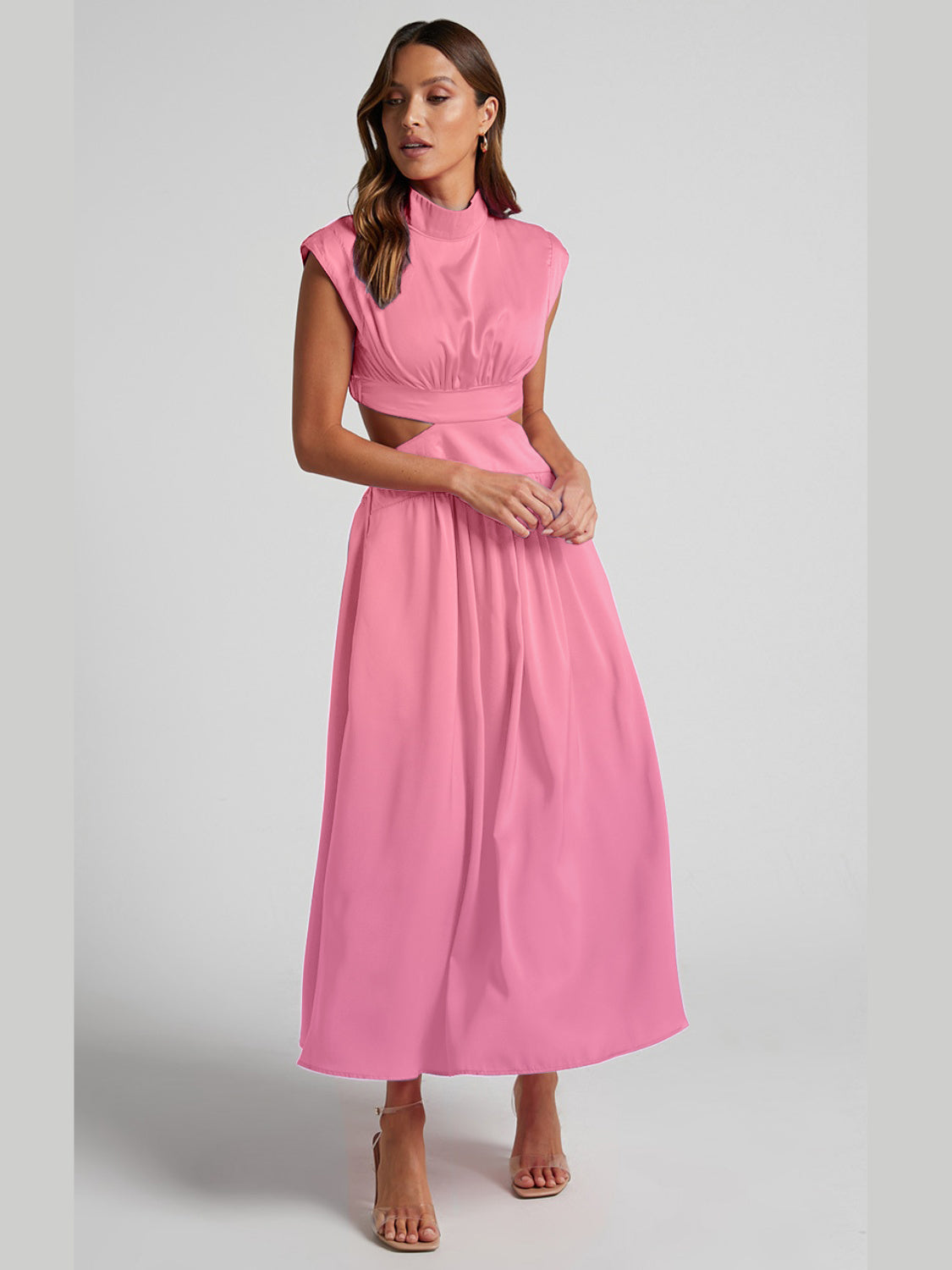 Robe élégante sans manches froncée à col montant et découpes modernes pour femme