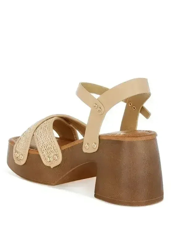 Sandales Sabots Cloutées en Rafia Qasa