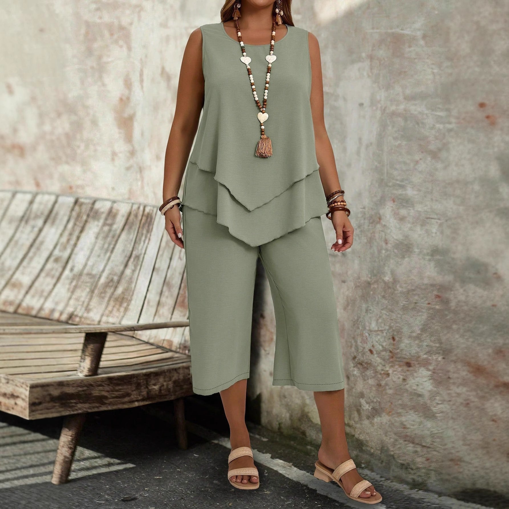 Ensemble deux pièces décontracté : haut sans manches de couleur unie et pantalon cropped