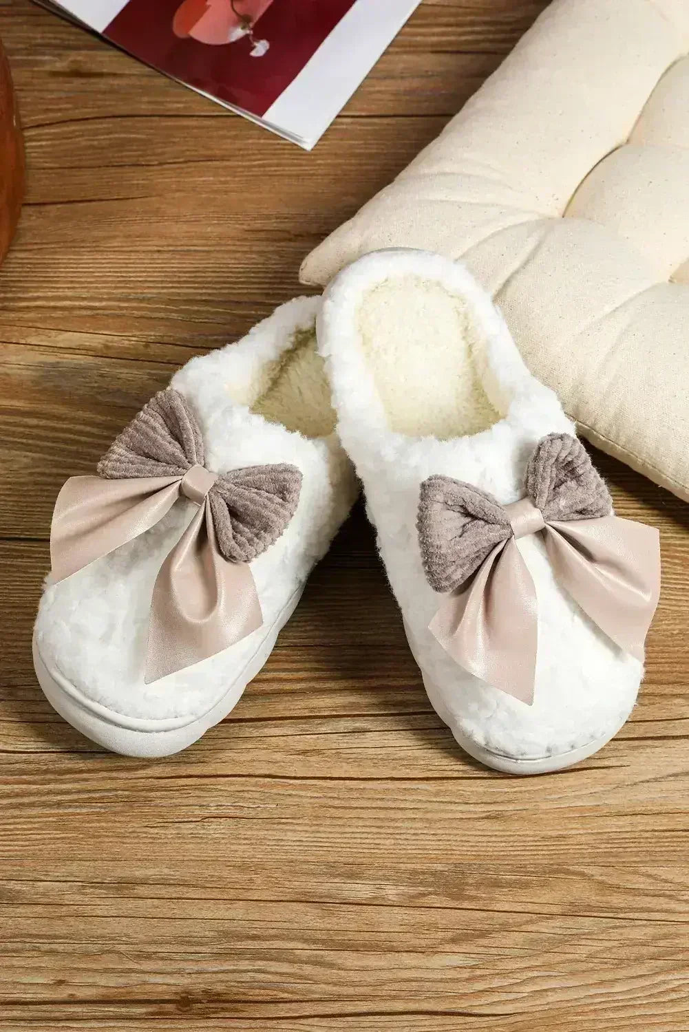 Pantoufles d'hiver en peluche à nœud et applique, contraste blanc