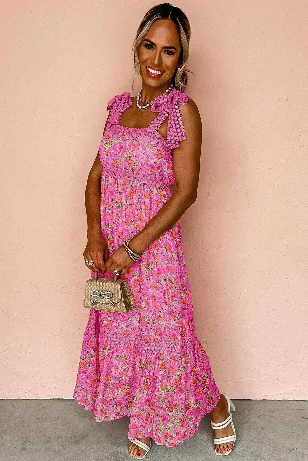 Robe longue vert floral en dentelle à fines bretelles et taille empire
