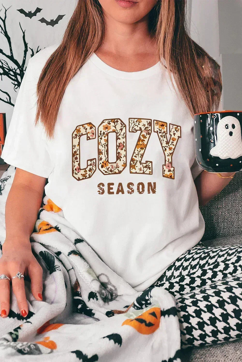 T-shirt blanc à motif floral « COZY SEASON » avec lettres craquelées