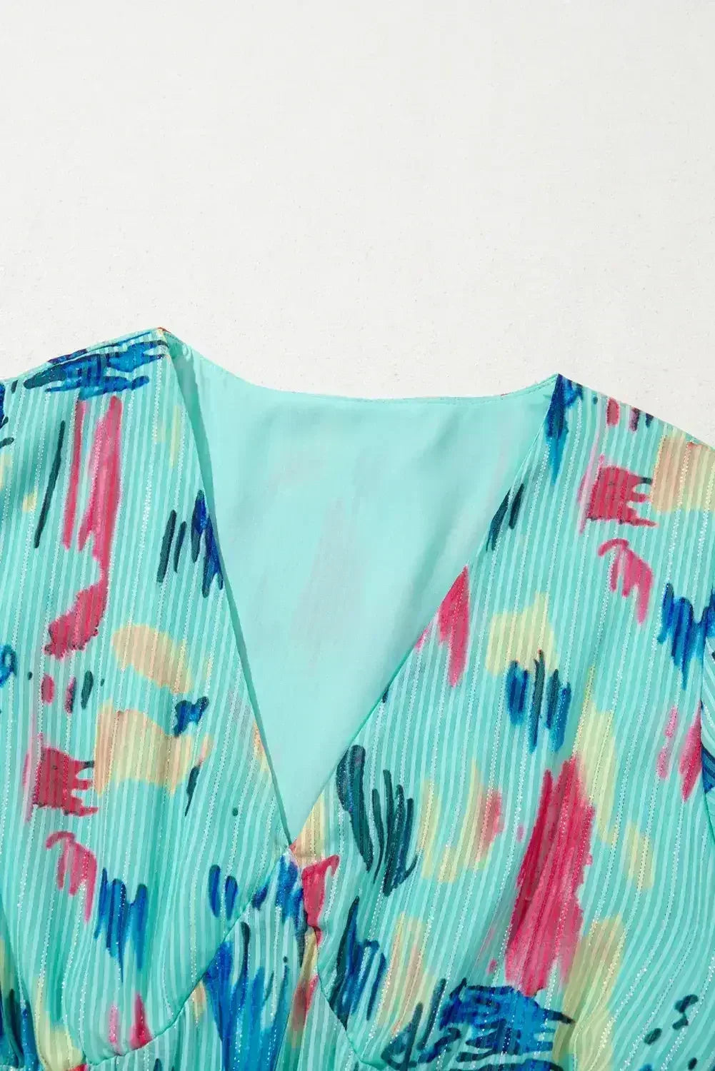 Robe longue étagée à manches courtes bouffantes imprimé abstrait bleu ciel