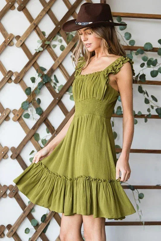 Robe sans manches à volants et taille froncée