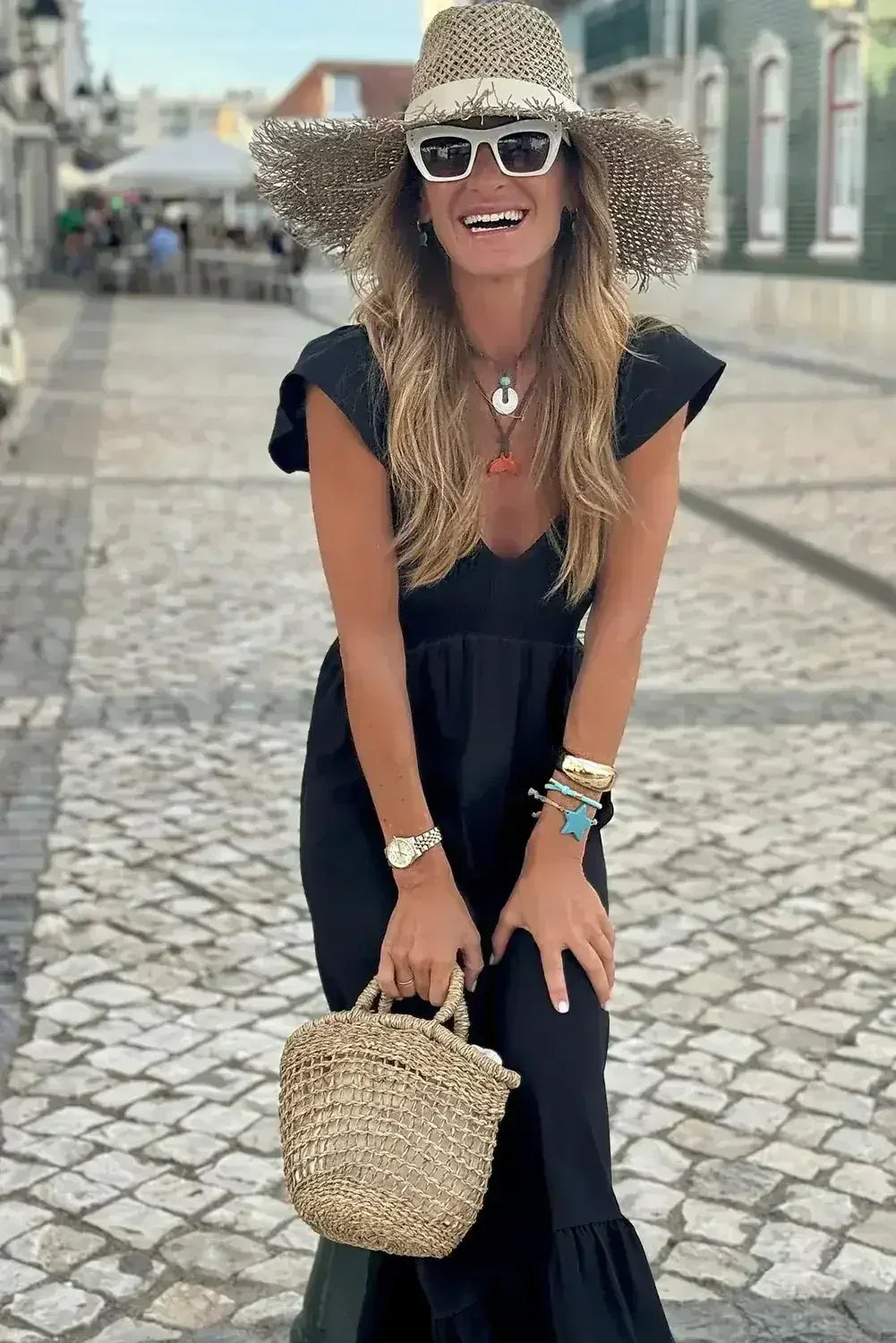 Robe longue noire à volants, col en V, taille haute et buste smocké