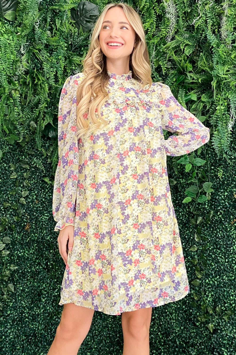 Robe d'été fleurie à col montant et manches à volants – Robe à col montant, Robe à manches à volants, Robe à motifs floraux, Robe florale élégante, Robe sophistiquée