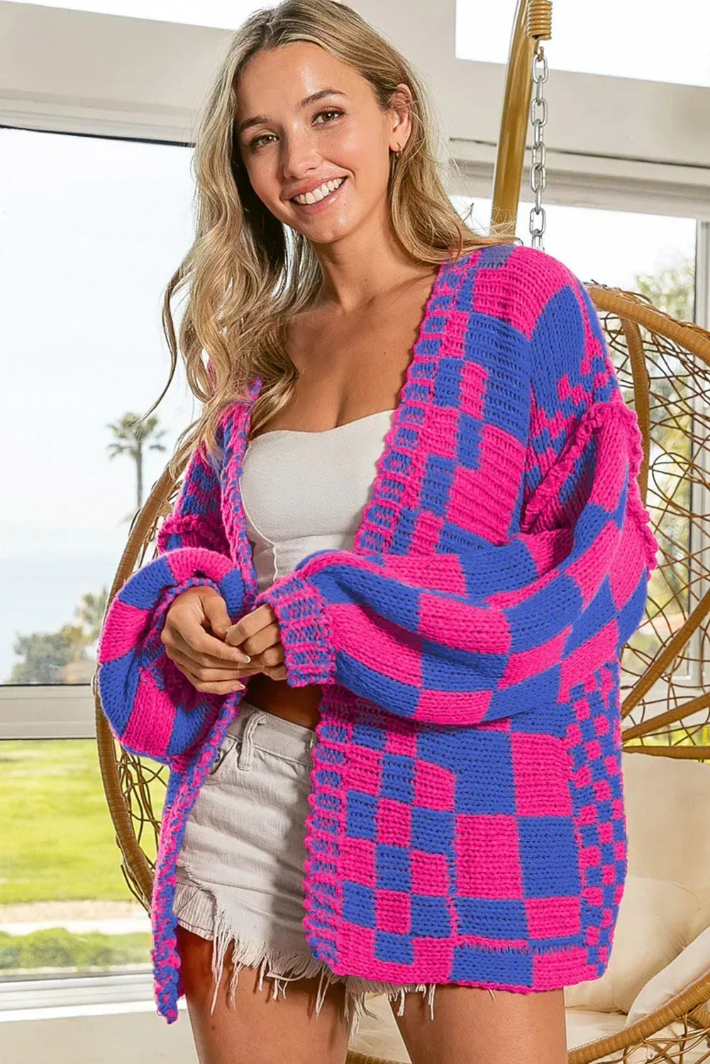 Cardigan en maille à carreaux color block taupe et ouvert sur le devant