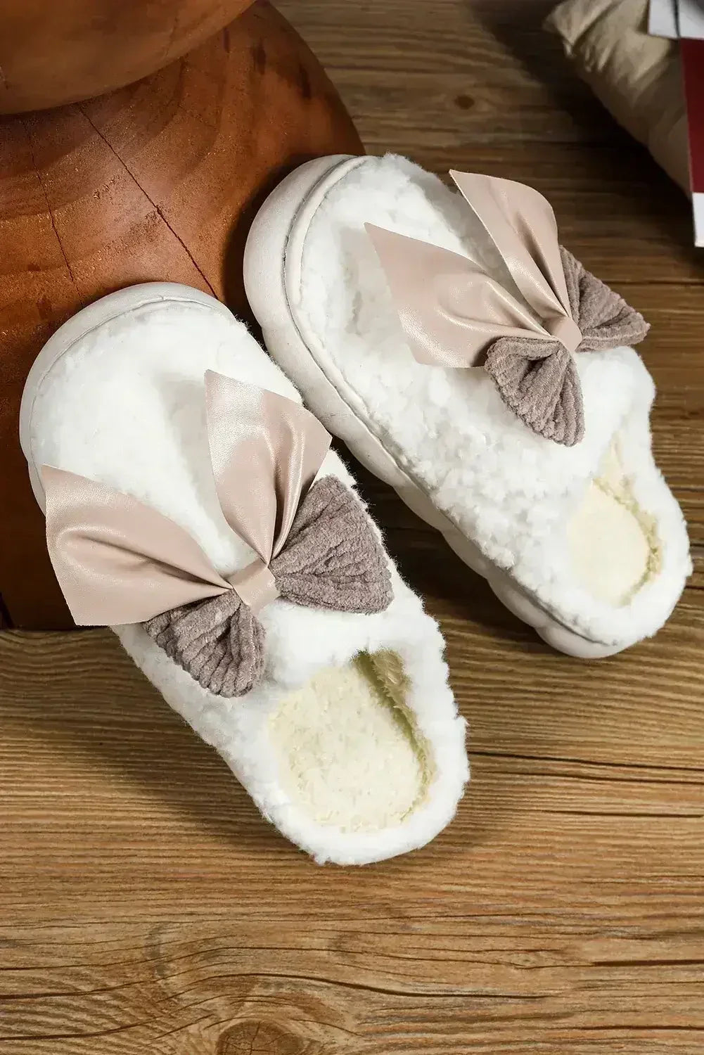 Pantoufles d'hiver en peluche à nœud et applique, contraste blanc