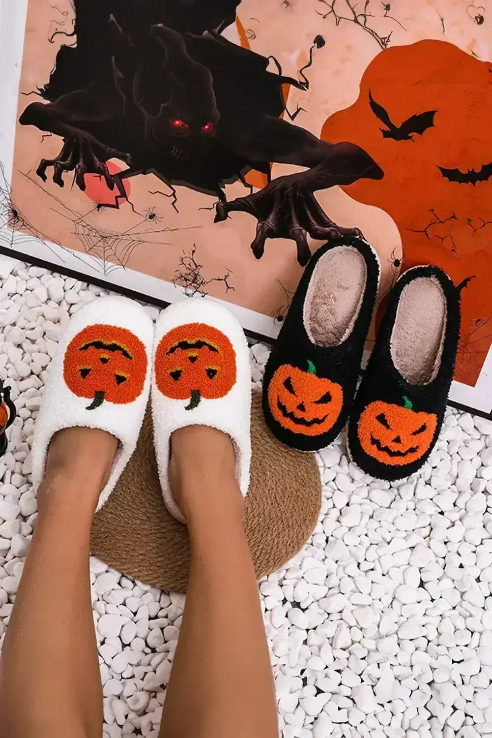 Pantoufles en peluche noires à imprimé citrouille d'Halloween