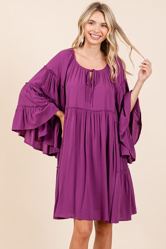 Robe à col noué volanté et manches cloche pour femme – Élégante, chic et féminine, avec des volants ludiques et des manches cloche