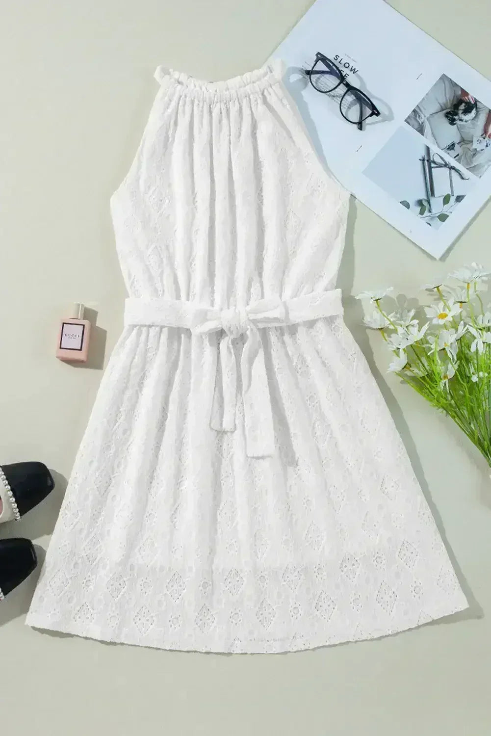 Robe courte blanche sans manches en dentelle avec nœud ajouré au dos et taille nouée