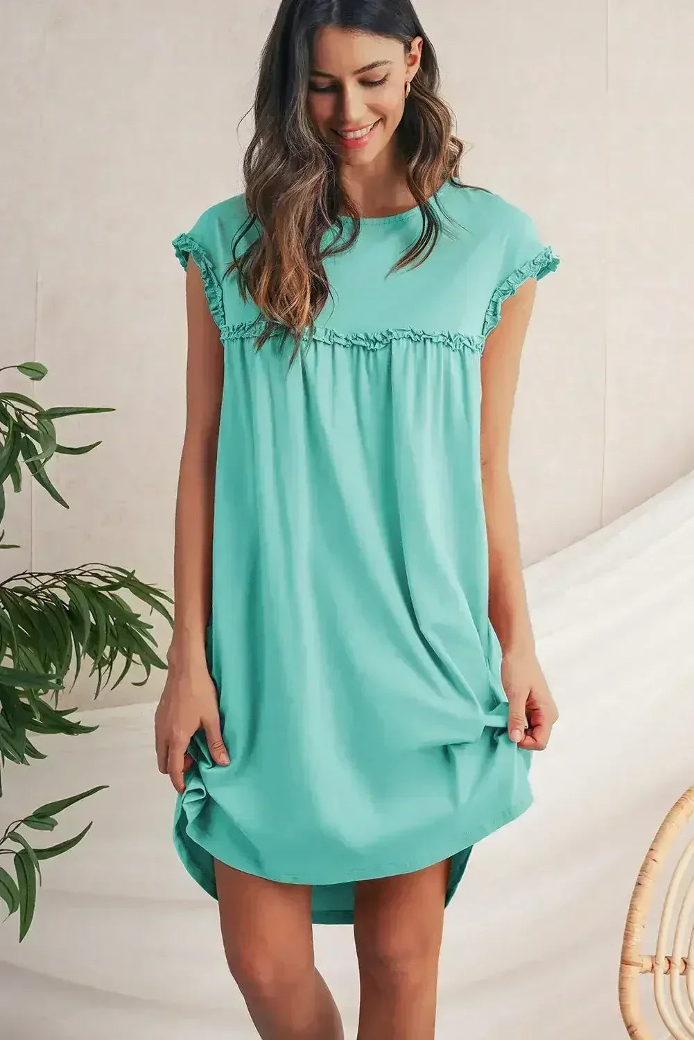 Mini-robe ample col rond à volants couleur avoine