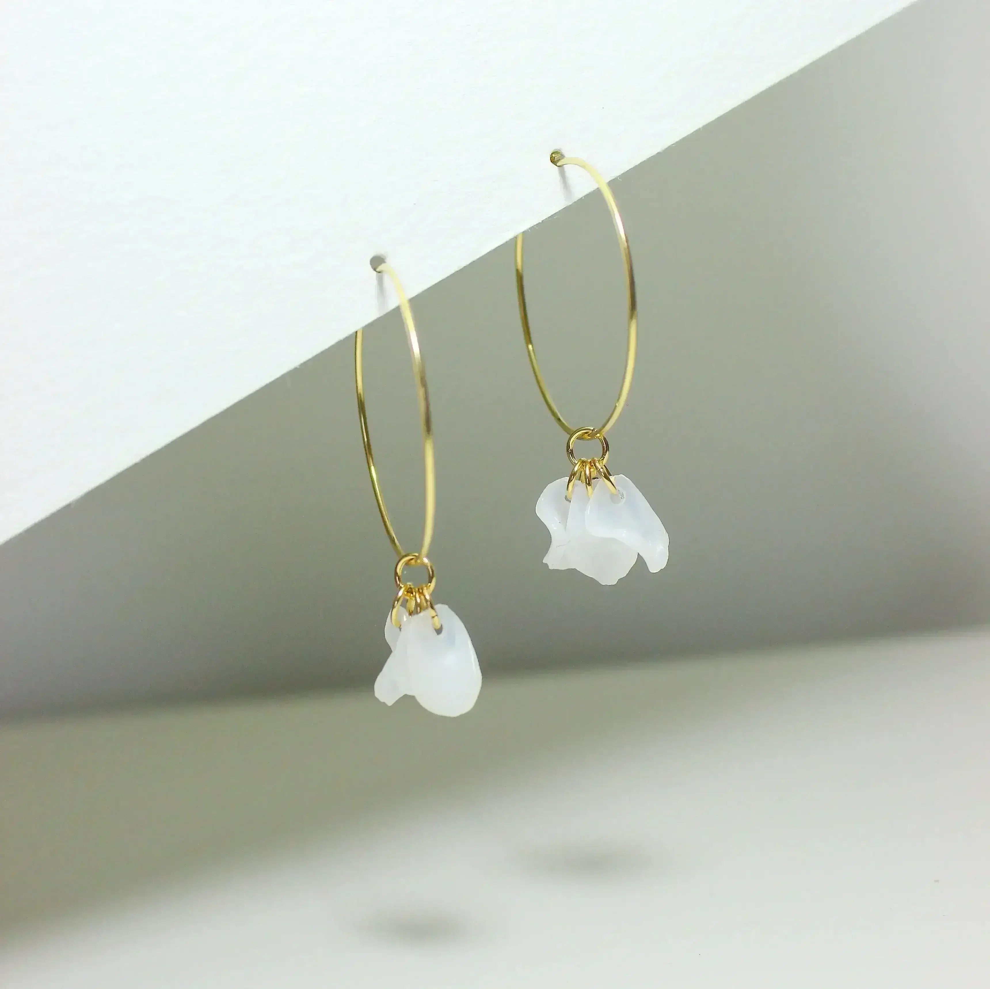 Créoles blanches durables Emma | Boucles d'oreilles recyclées en or laminé -femstylo