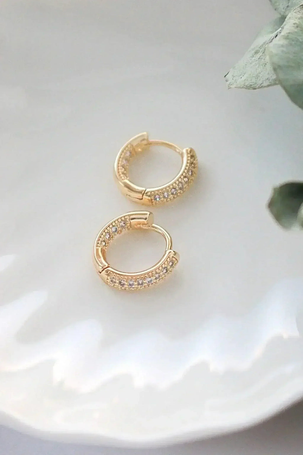Boucles d'oreilles créoles pavées de ZC - Plaqué or 24K | Femstylo