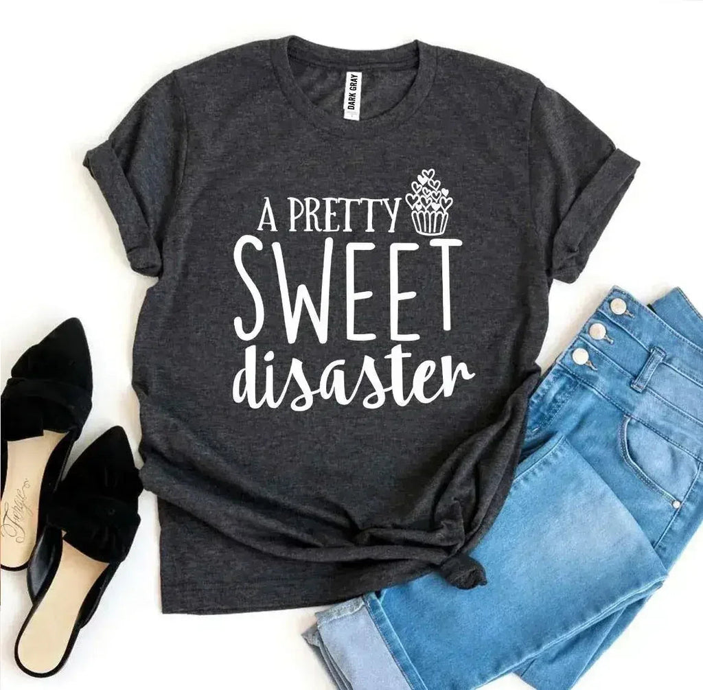 T-shirt imprimé A Pretty Sweet Disaster | Coton de qualité supérieure | Bella Canvas