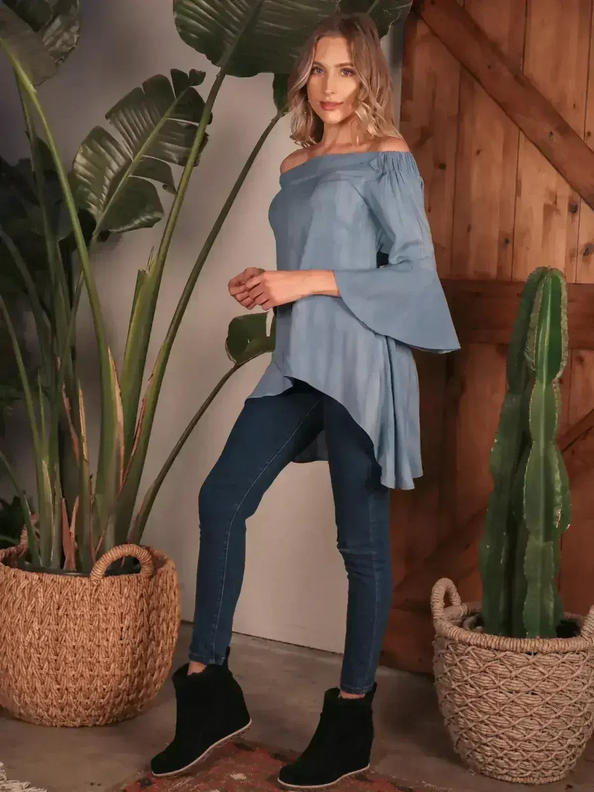 Haut à encolure Bardot et ourlet asymétrique avec ouverture goutte d'eau dans le dos