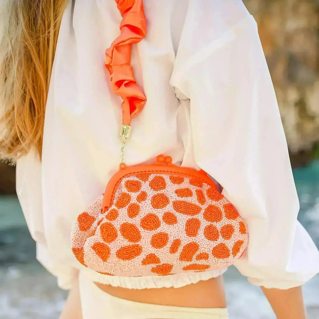 ARNOLDI PEACHPUFF Pochette perlée à la main, coloris Papaye & Pêche (Précommande)