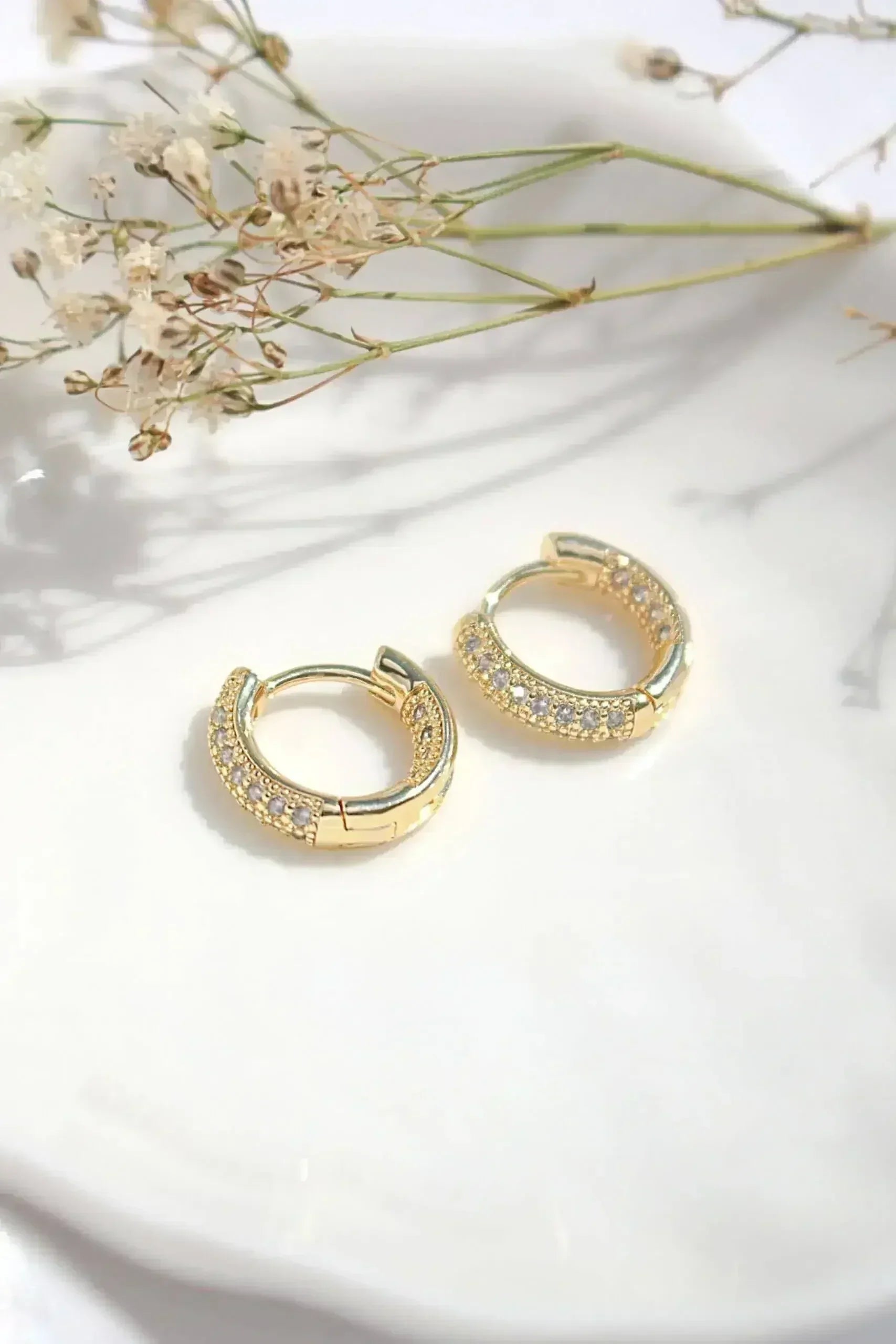 Boucles d'oreilles créoles pavées de ZC - Plaqué or 24K | Femstylo