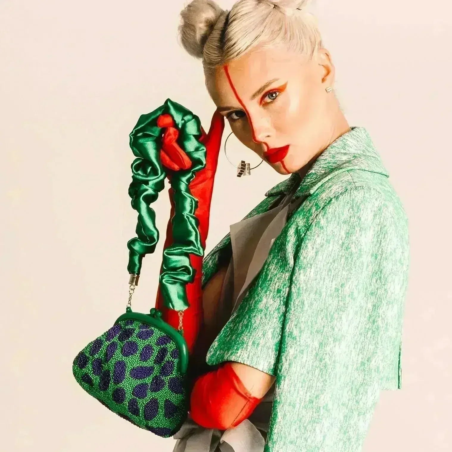 ARNOLDI JADE Pochette perlée à la main, vert et bleu luxueux