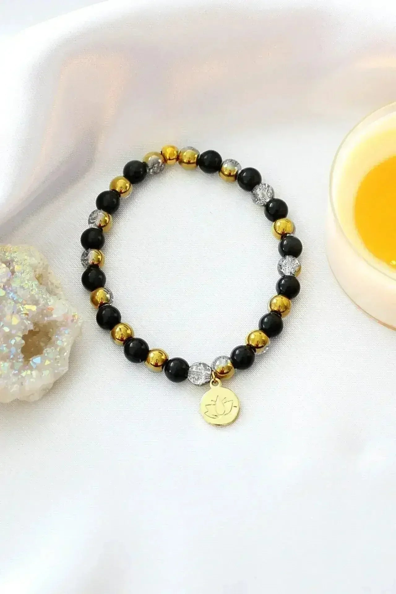 Bracelet élastique en obsidienne | Breloque fleur de lotus en or 24 carats