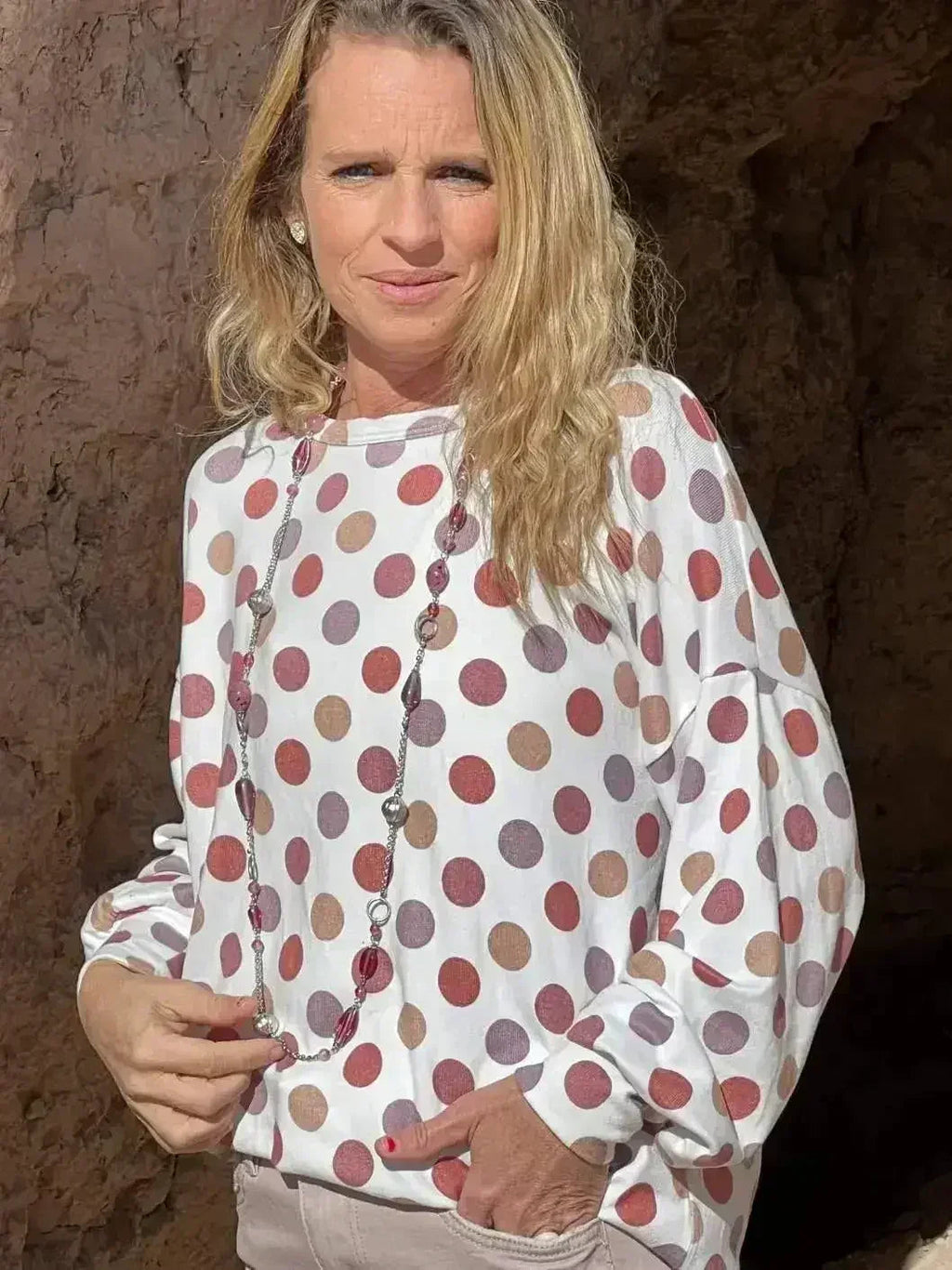 Haut en tricot à pois blancs, dos croisé